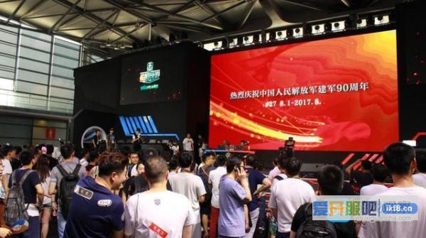 空中网展台现场播放“八一”特别视频
