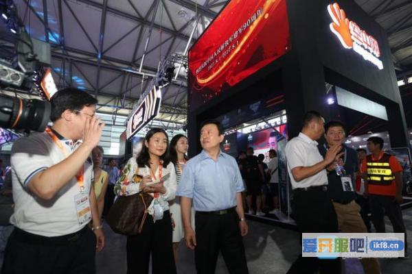 孙寿山及张毅君视察空中网展台