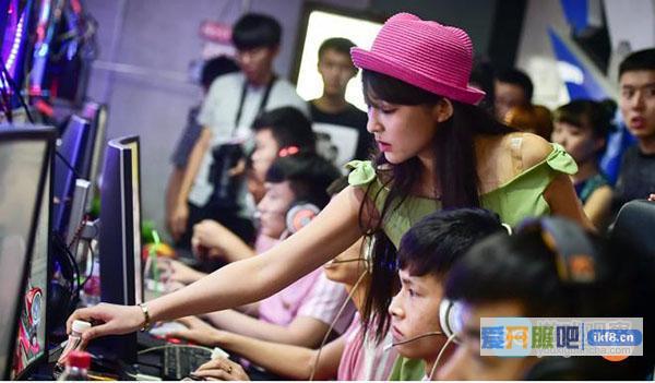 李薇组建了自己的电竞俱乐部，成了女老板